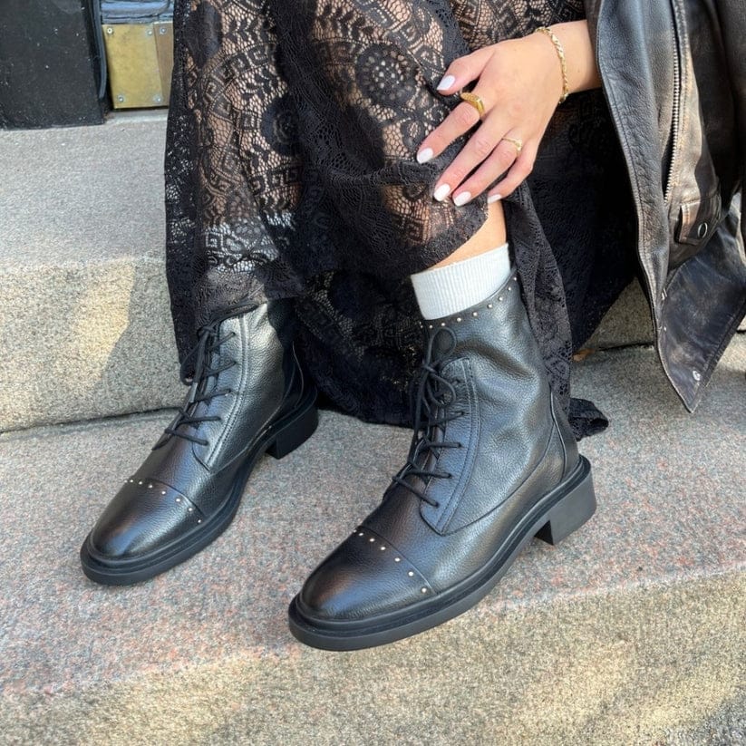 THE_MOMENT-Stoevler-CS8229-0001_BLACK-1_13d30113-0dc1-4963-8159-9ca404118a0e