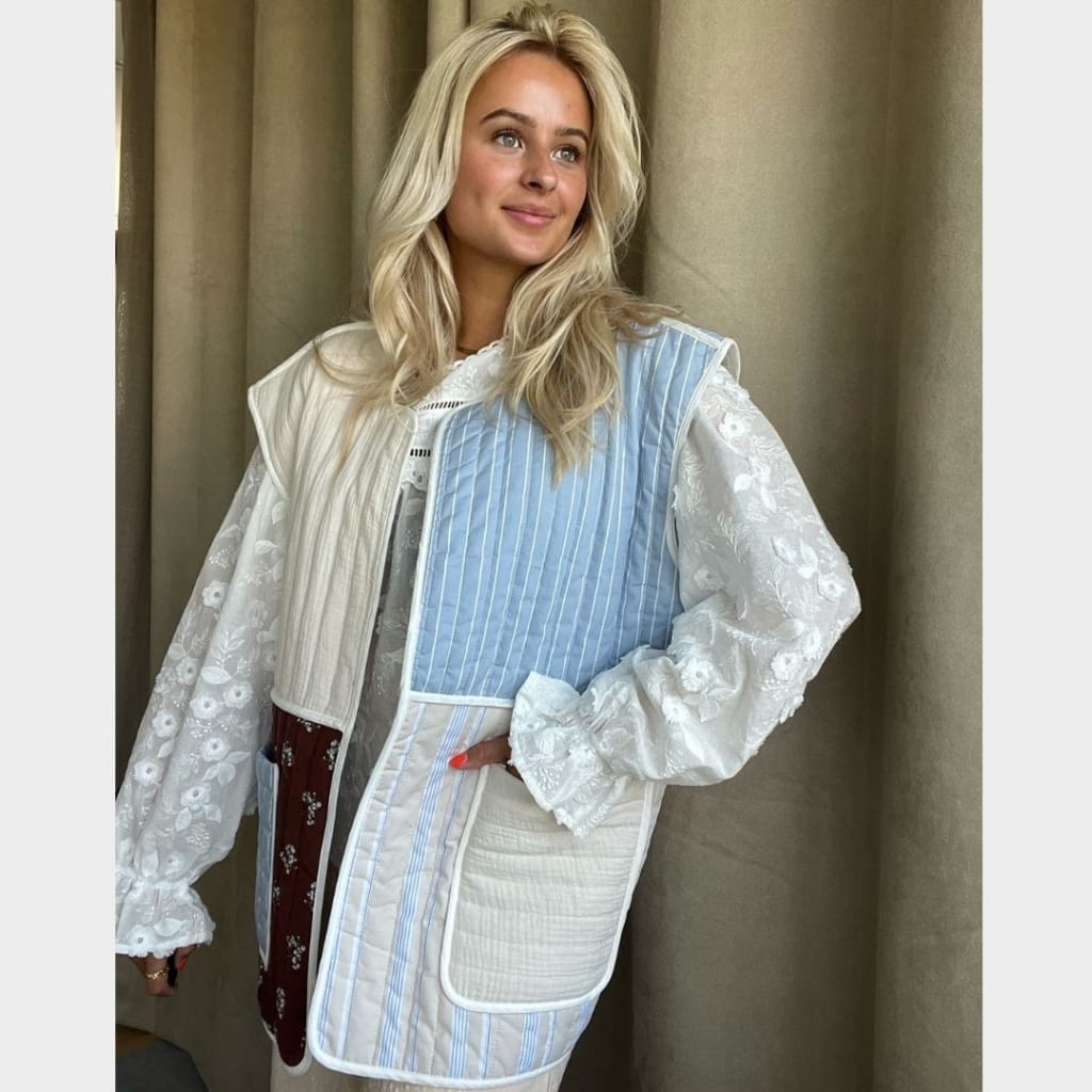 Stories_From_The_Atelier_Spring_Love_Vest_White_Blue_Brown_CC8058_Butik_Friis5