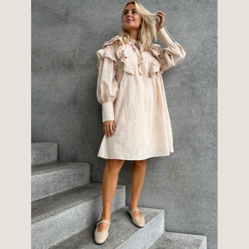 Stories_From_The_Atelier_The_Sound_Dress_Beige_Butik_Friis2