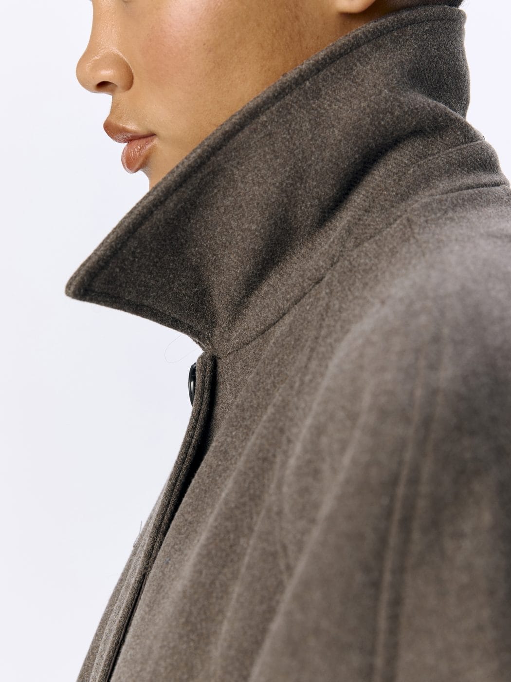 Object_Emma_Lang_Frakke_Morel_Brun_23046892_Butik_Friis3