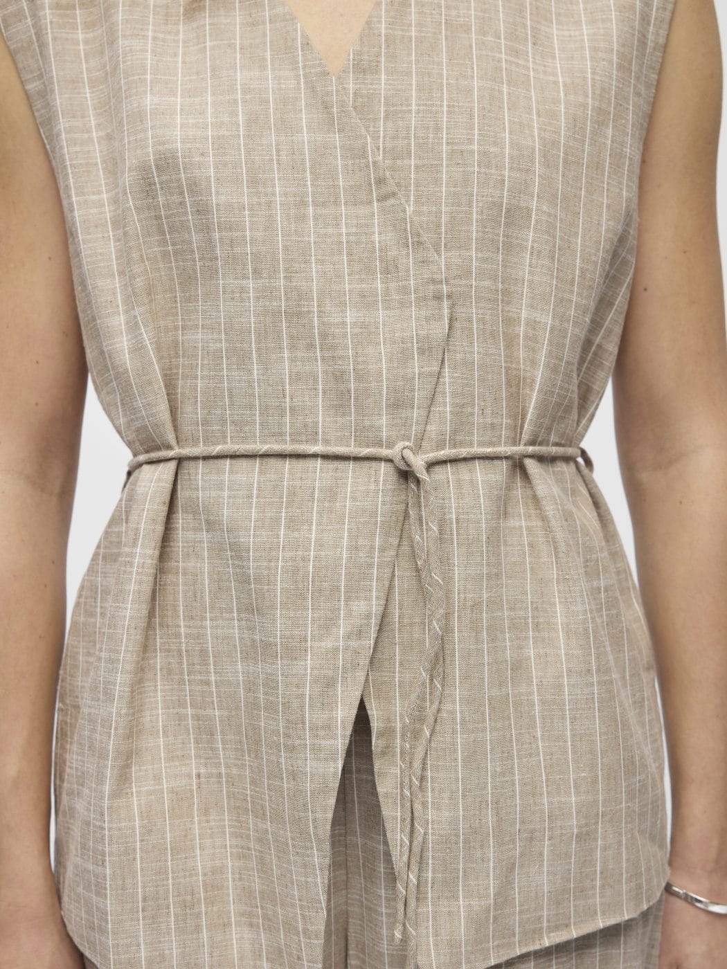 Object Paula Yui Lo Vest Crockery/Cloud Dancer