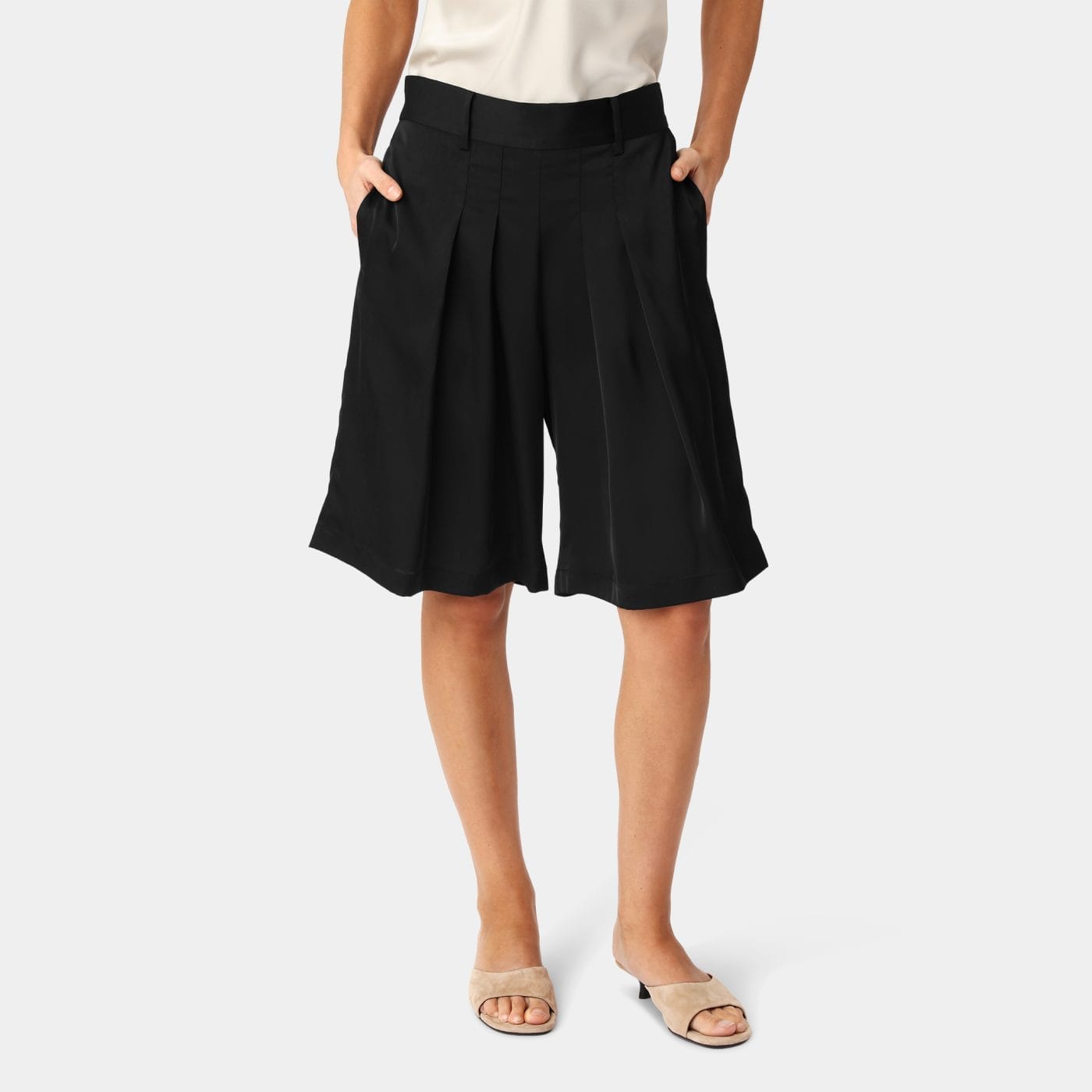 Karmamia Bermuda Shorts Hammered Black